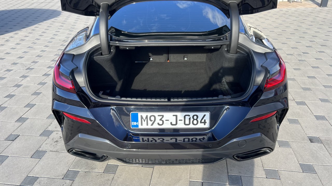 Automobil
