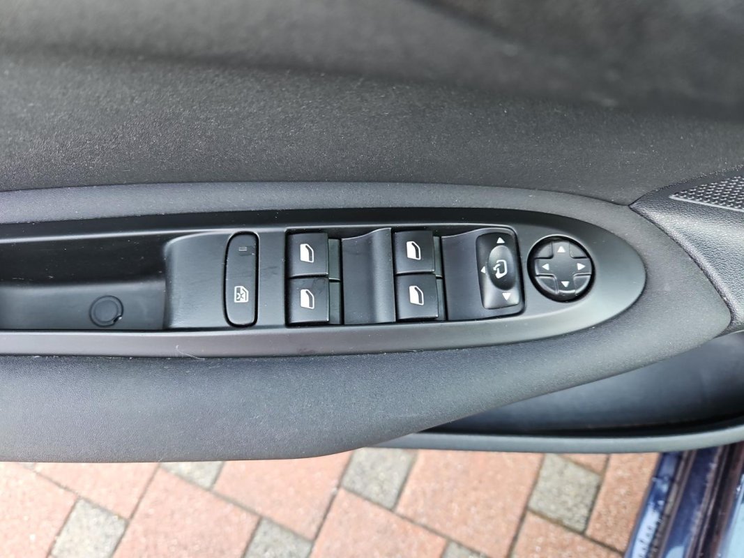Automobil