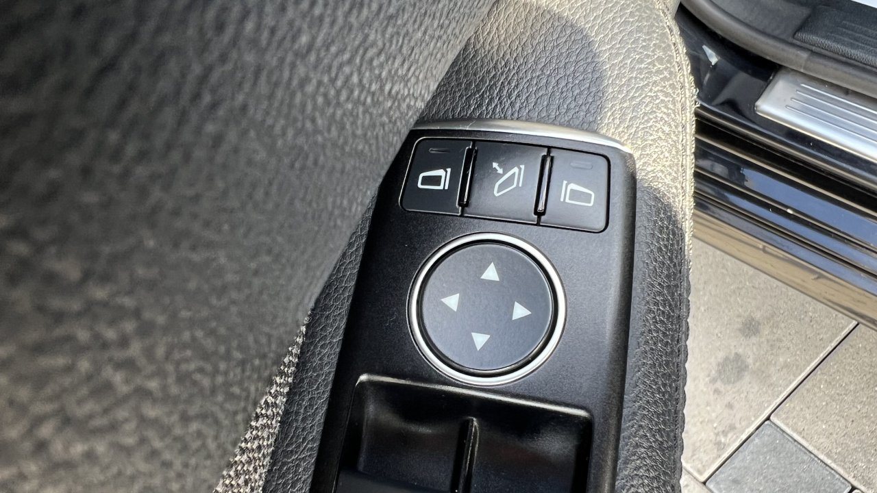 Automobil