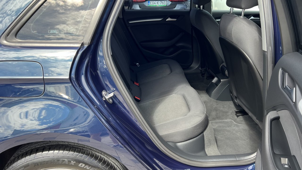 Automobil