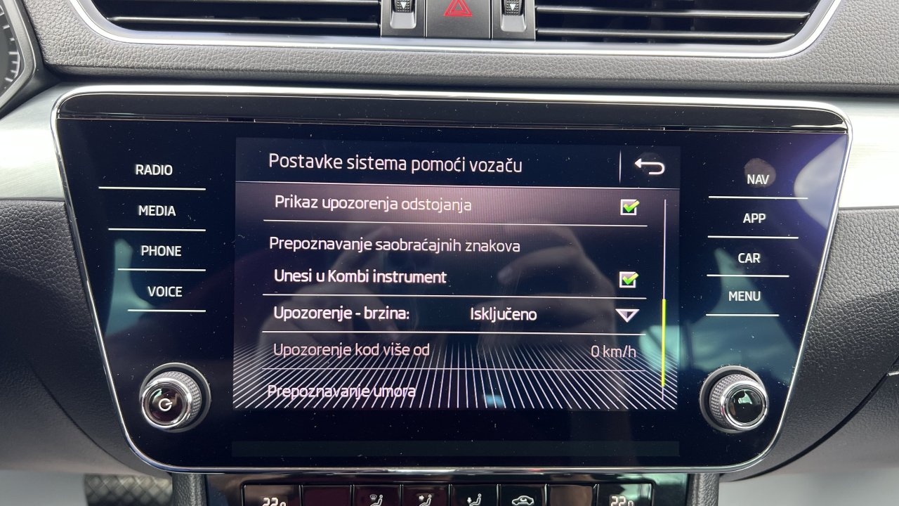 Automobil
