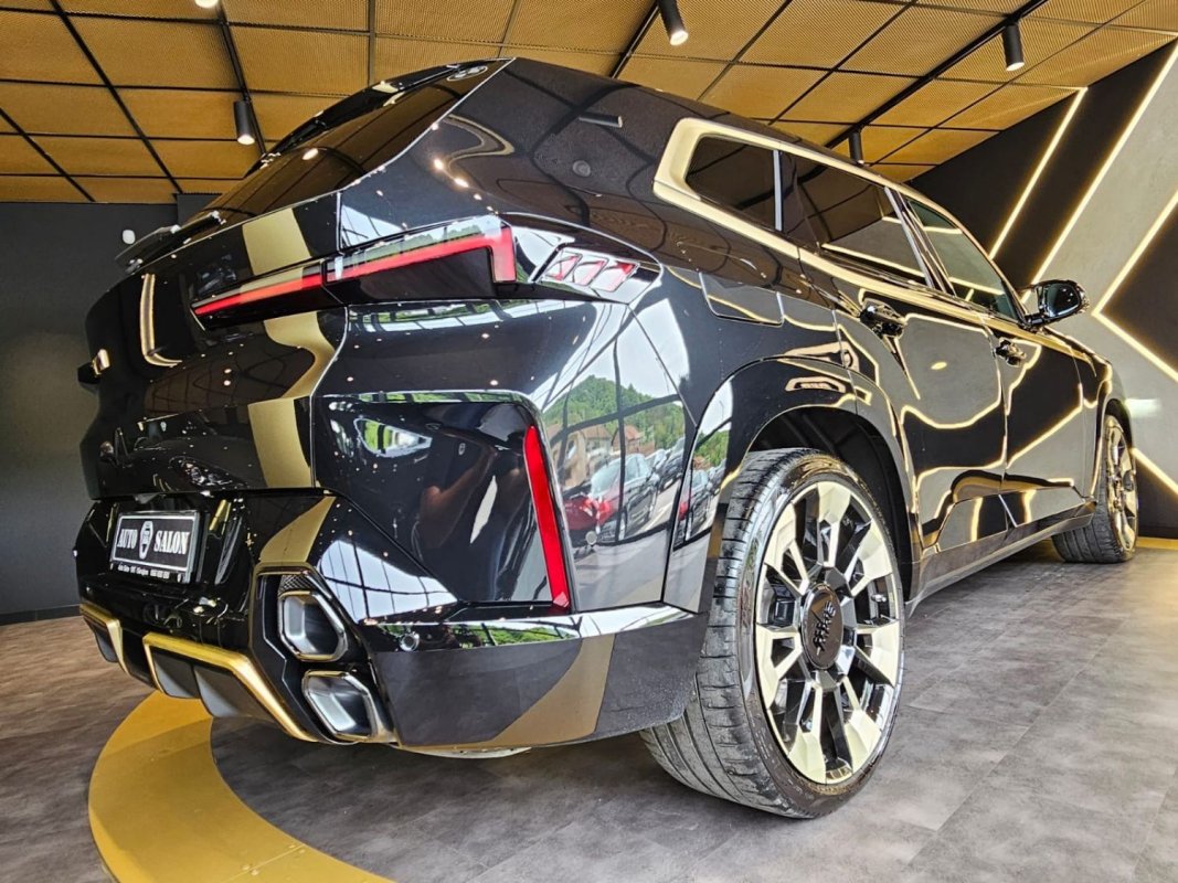 Automobil
