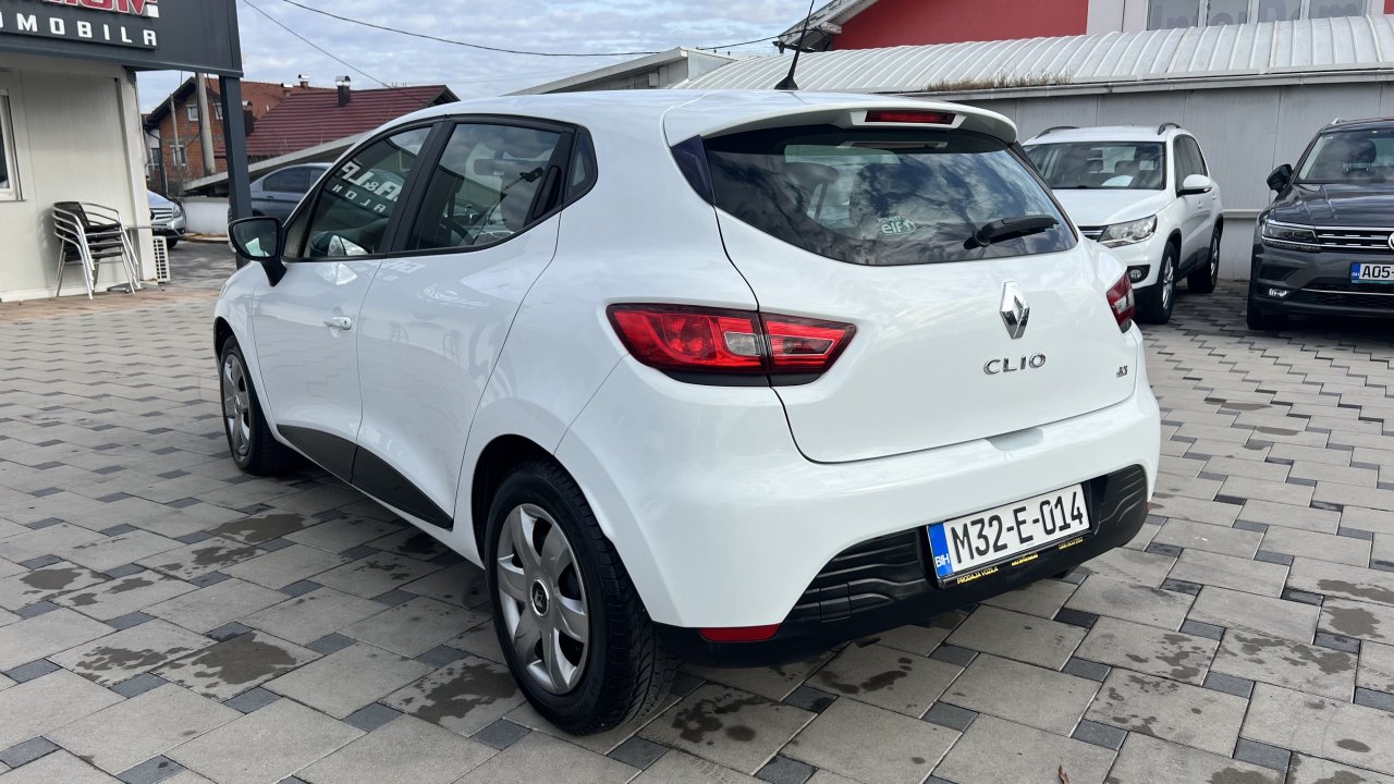Automobil