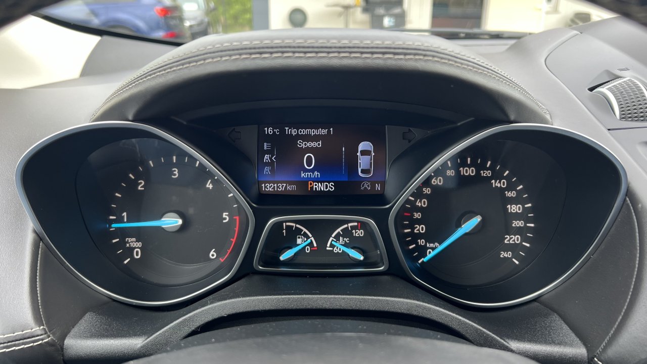 Automobil