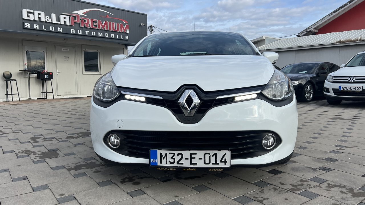 Automobil
