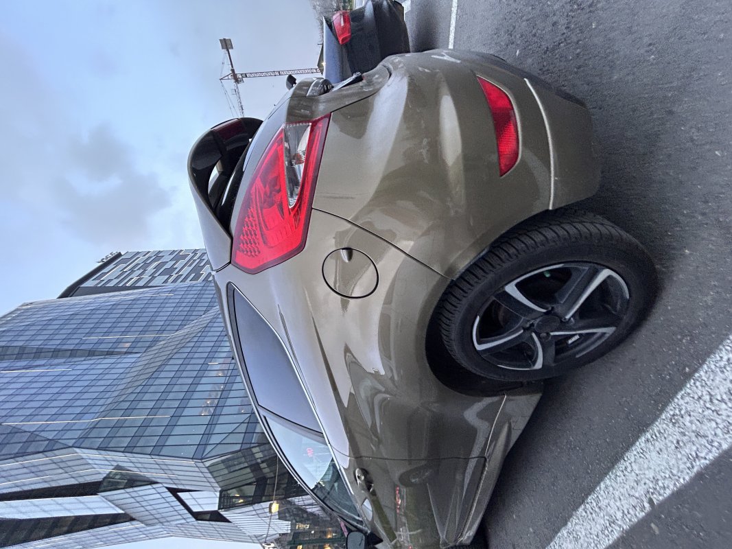 Automobil