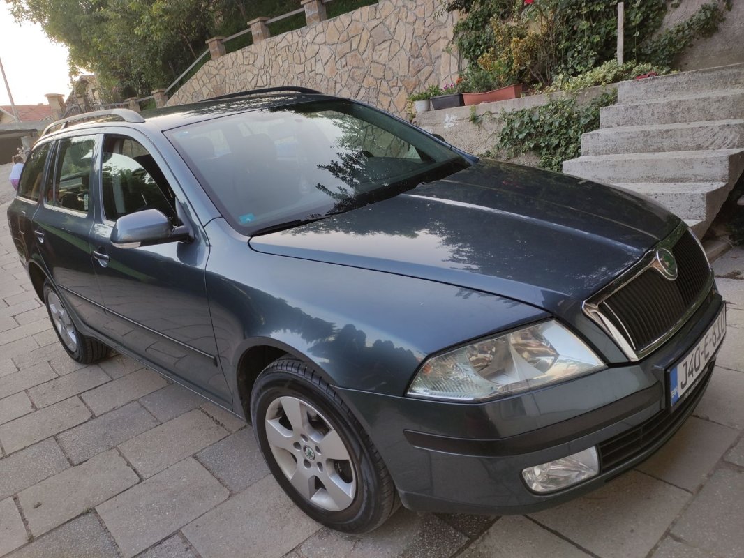 Automobil