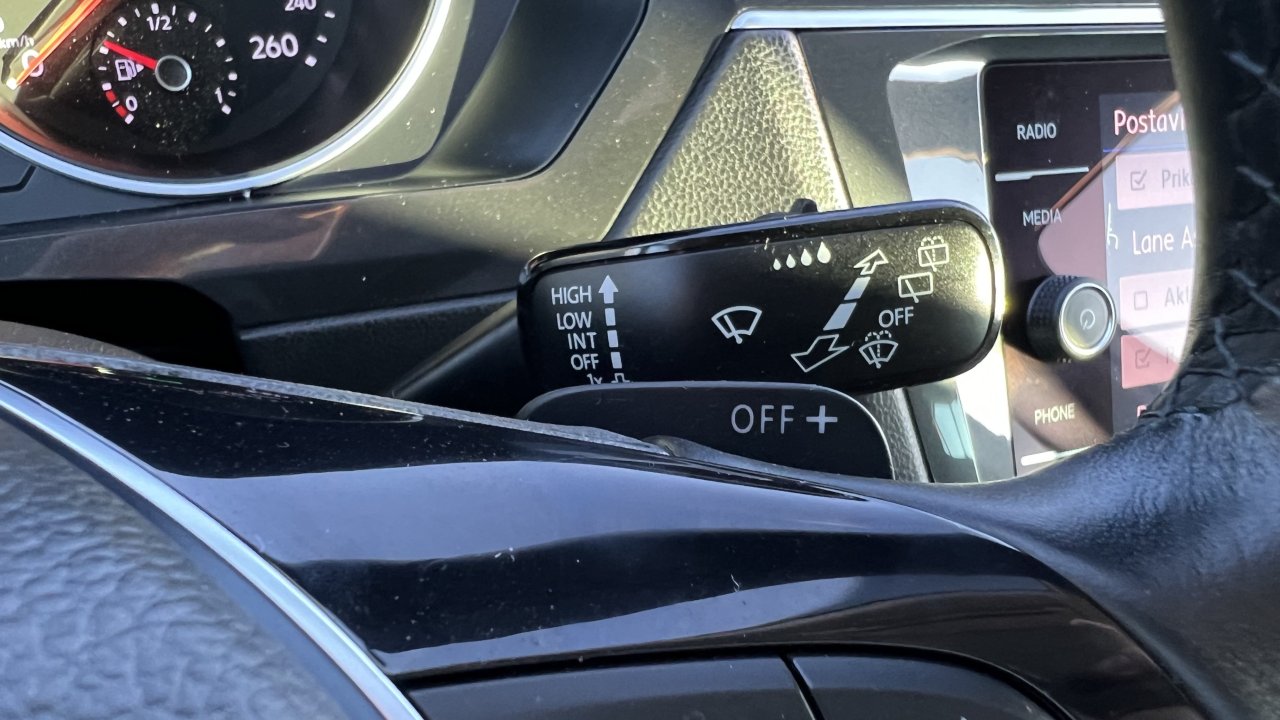 Automobil