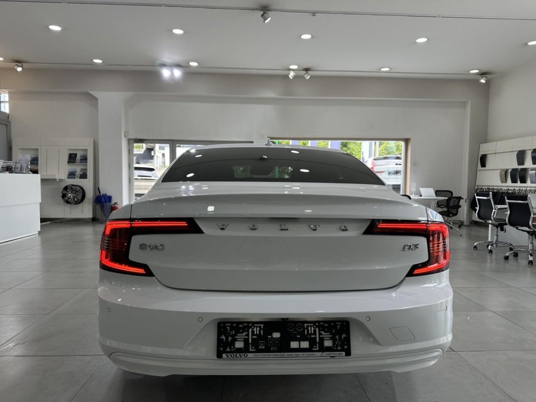 Automobil