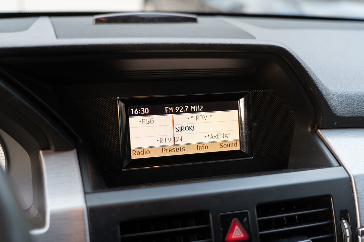 Automobil