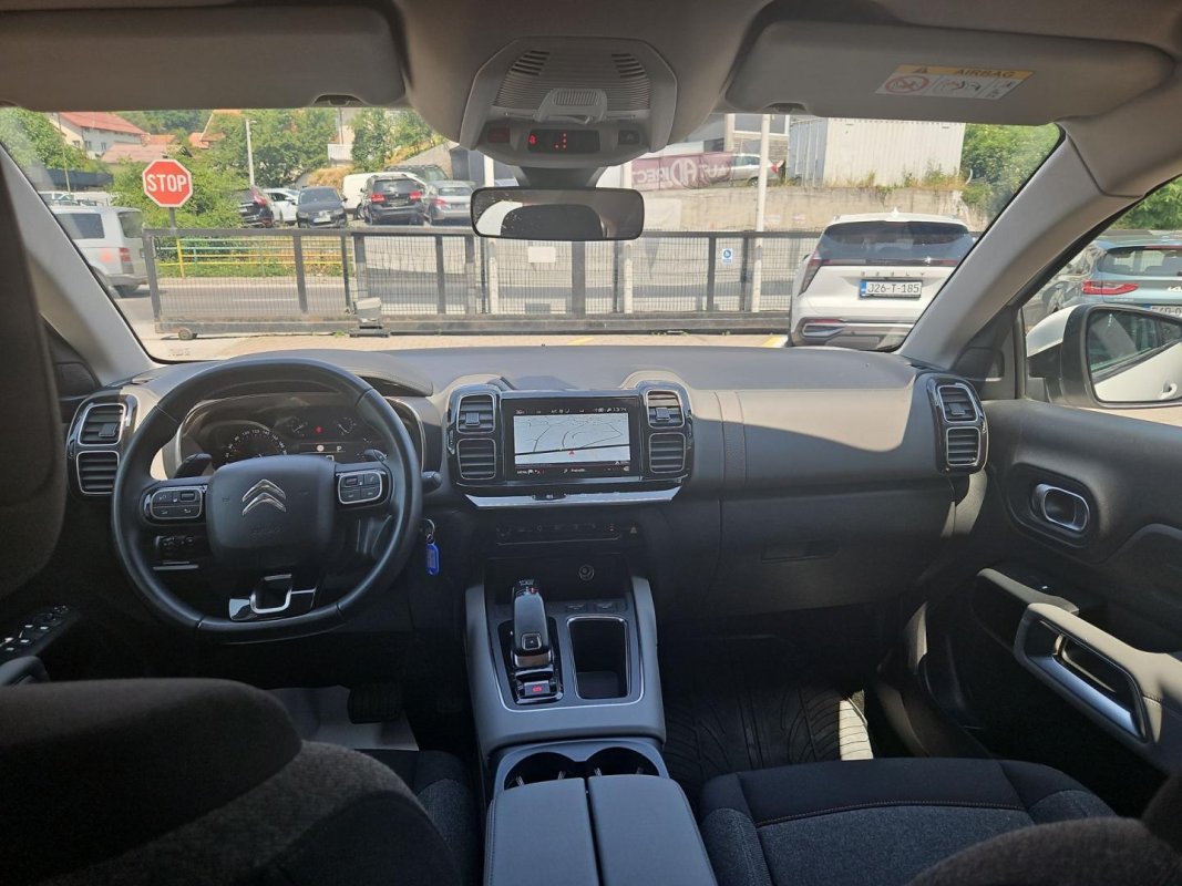 Automobil