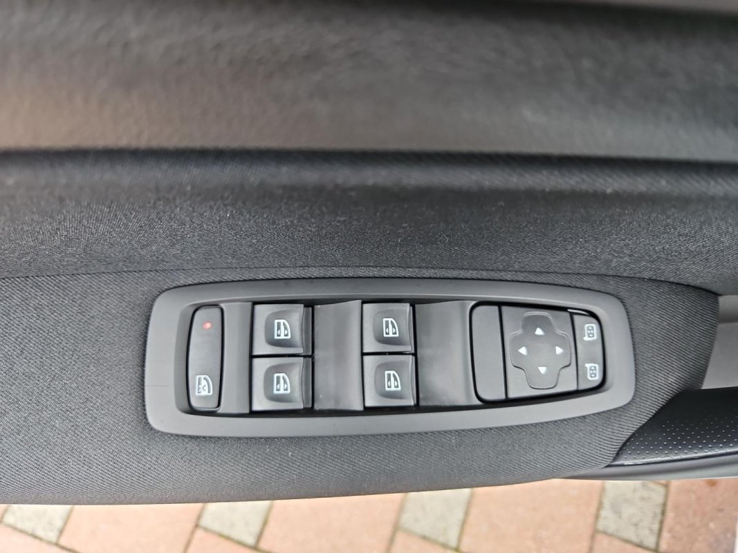 Automobil