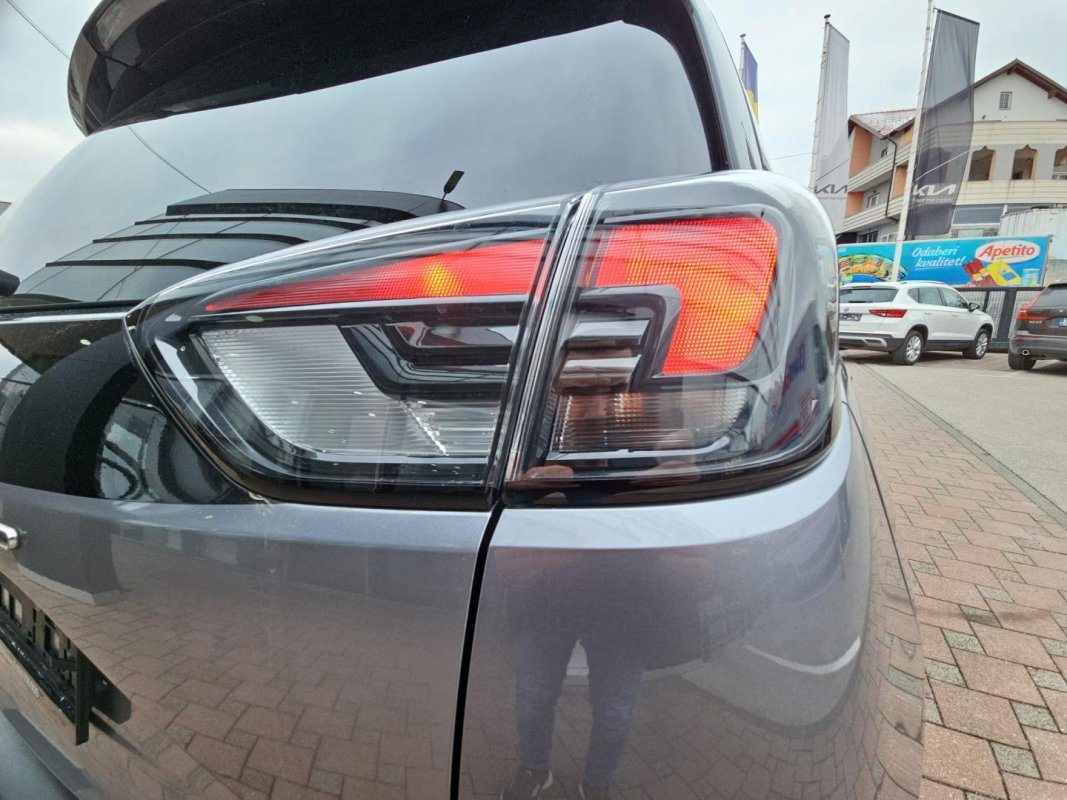 Automobil