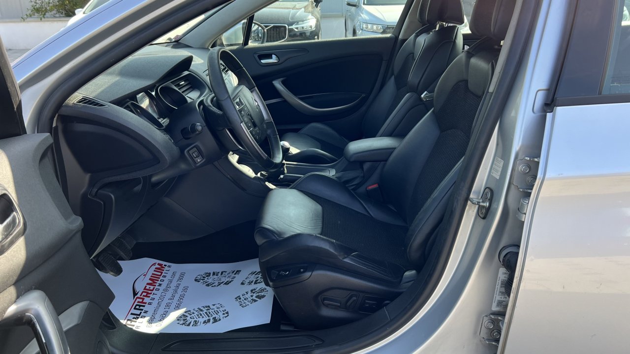 Automobil