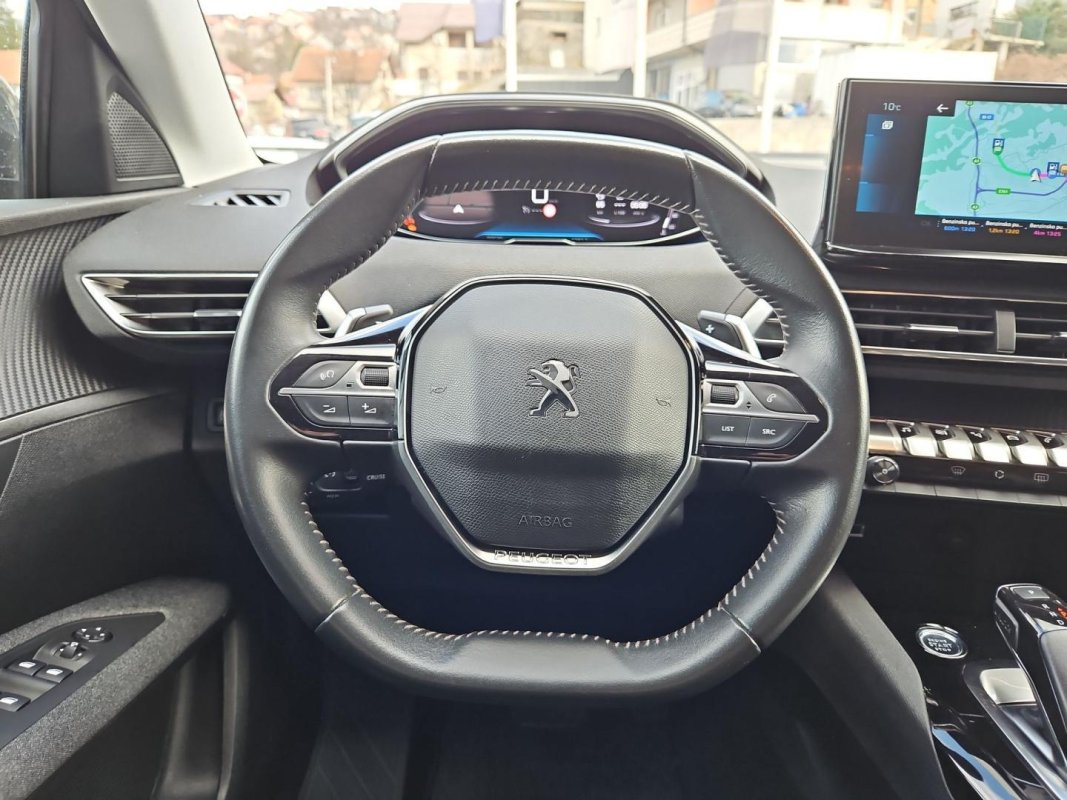 Automobil