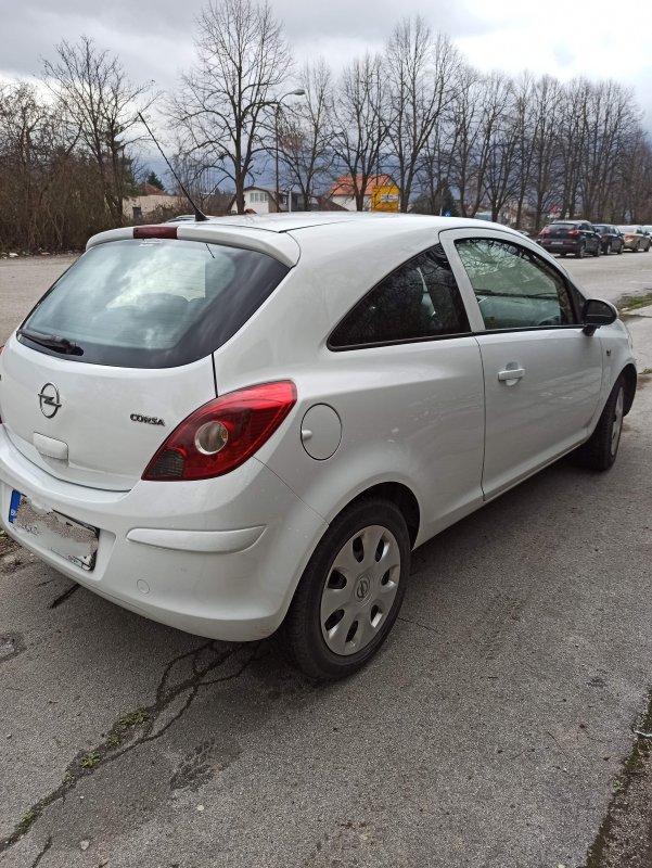 Automobil