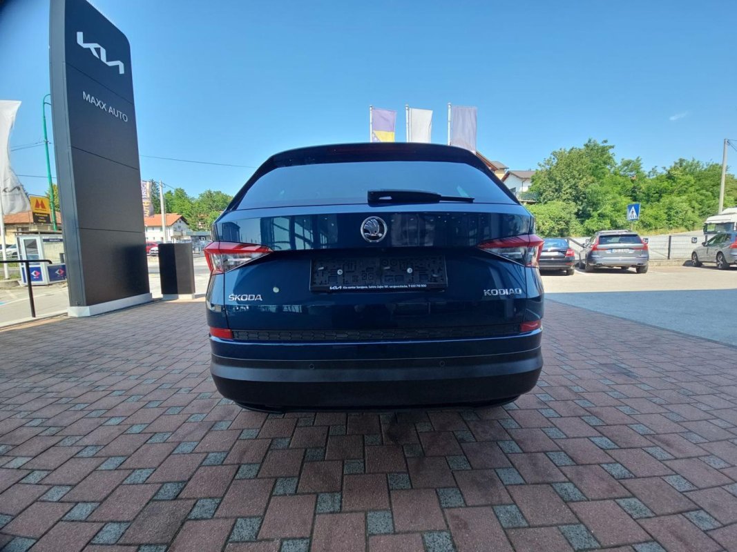 Automobil