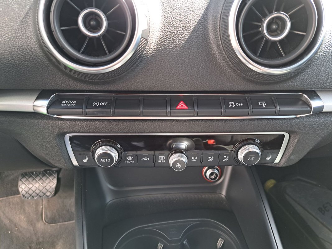 Automobil