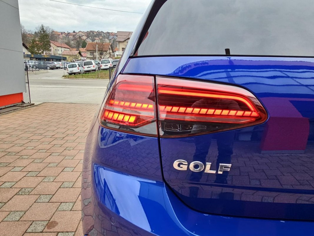 Automobil