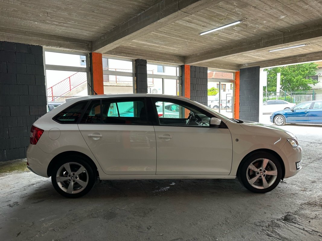 Automobil