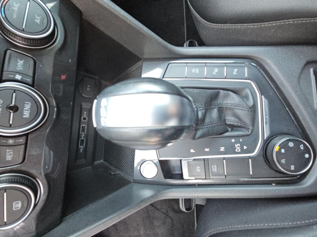 Automobil