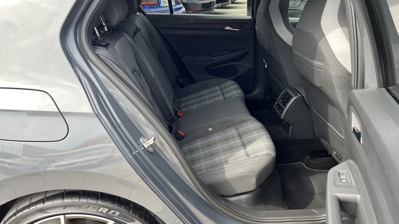 Automobil