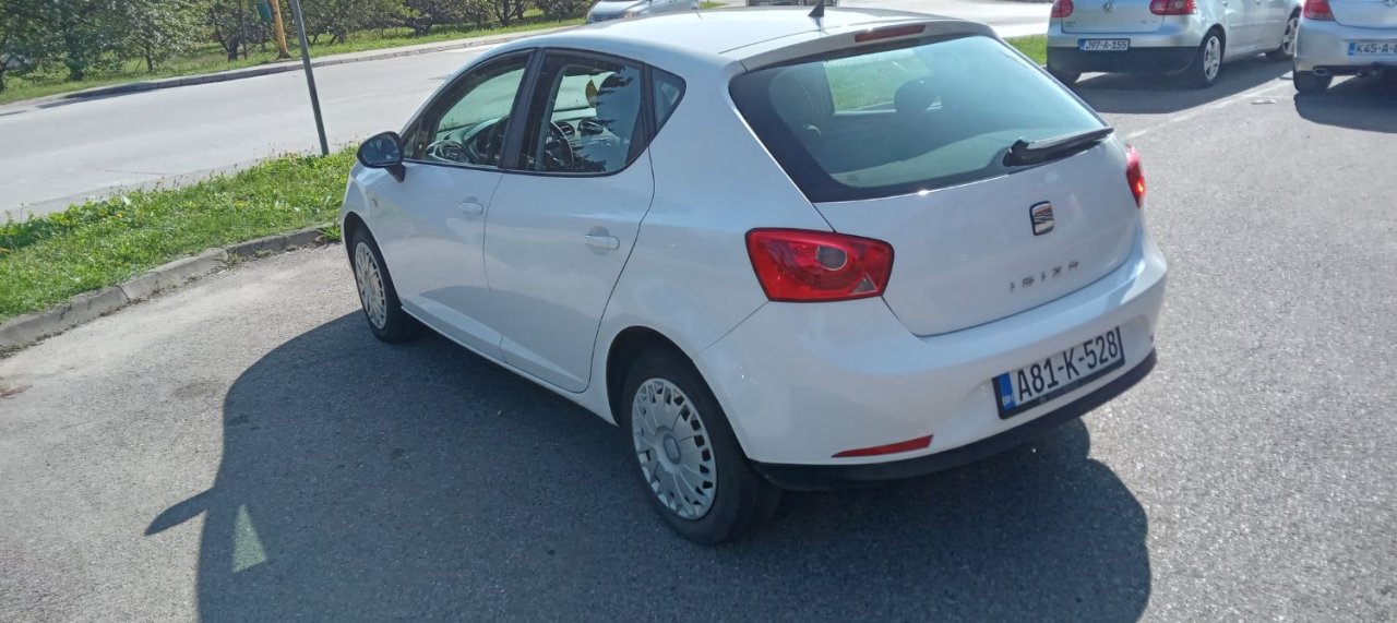 Automobil