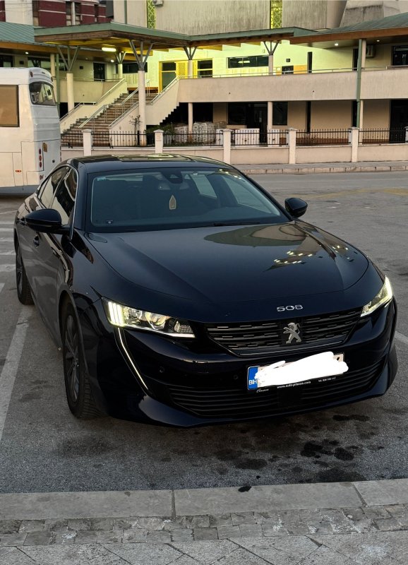 Automobil
