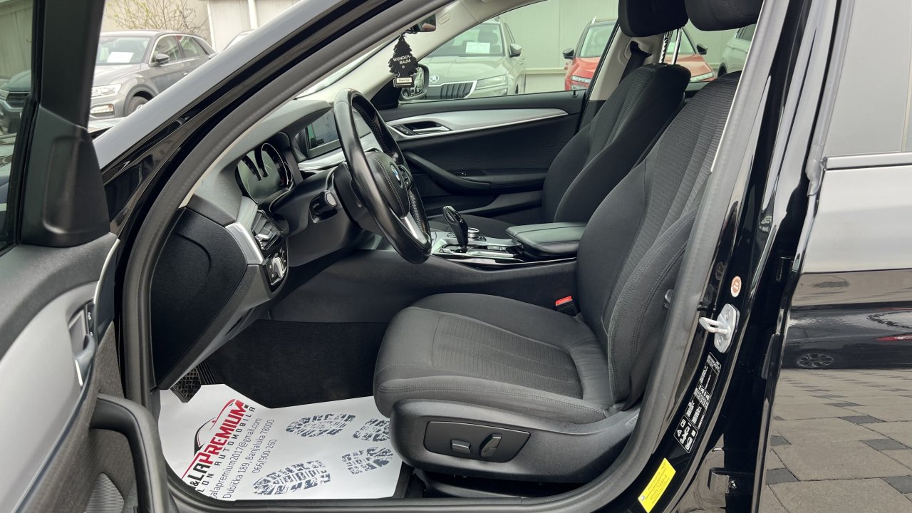 Automobil