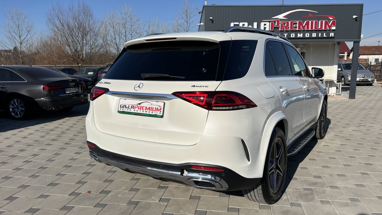 Automobil