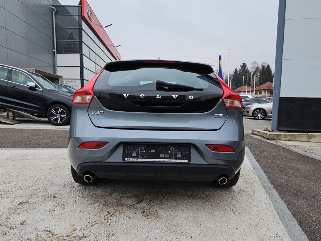 Automobil