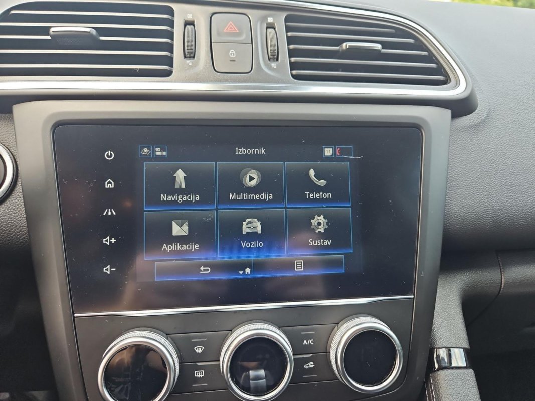 Automobil