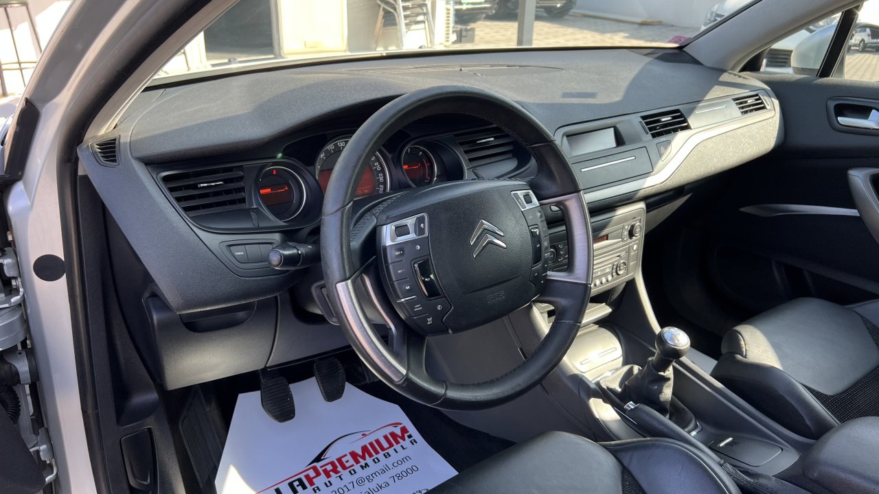 Automobil