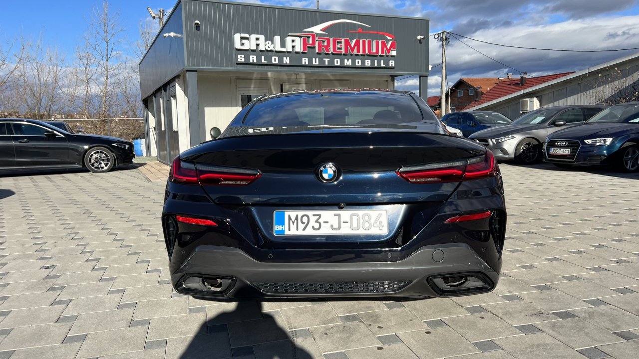 Automobil