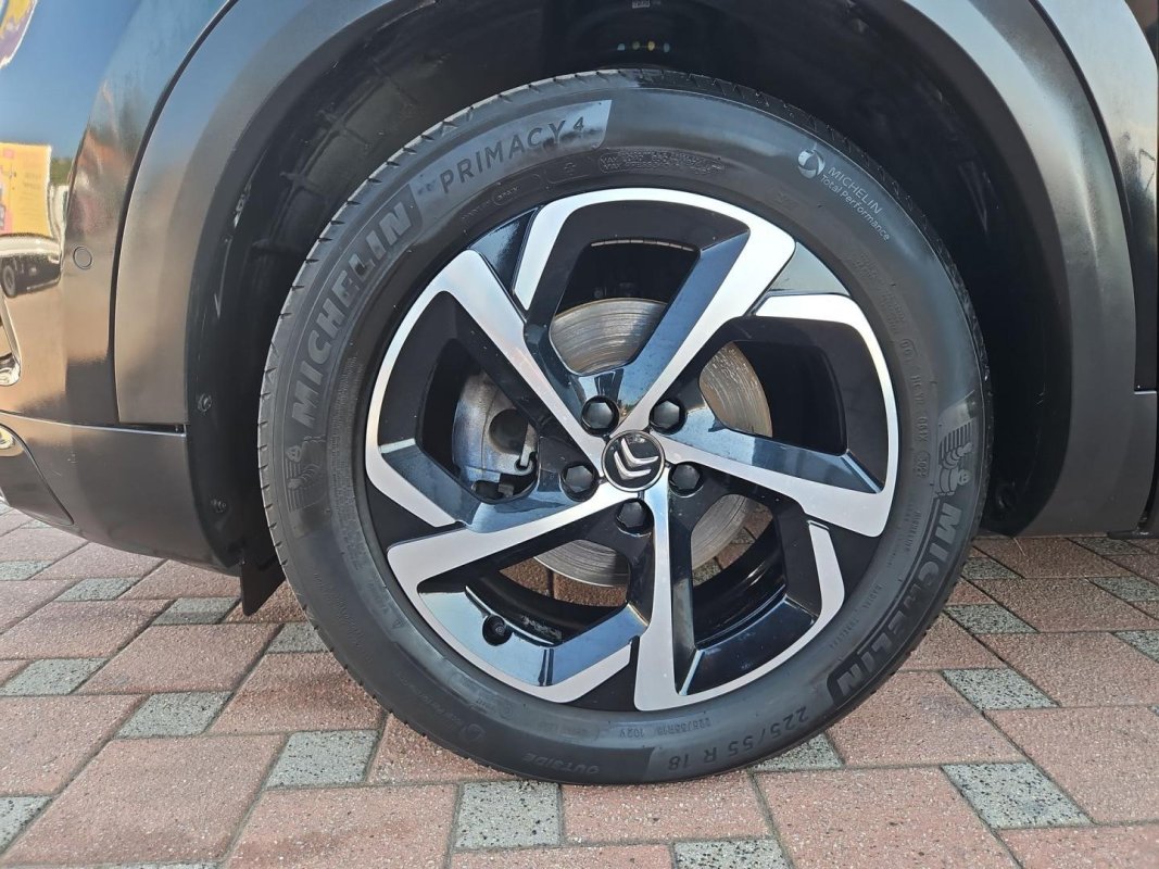 Automobil