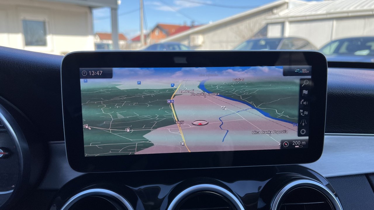 Automobil