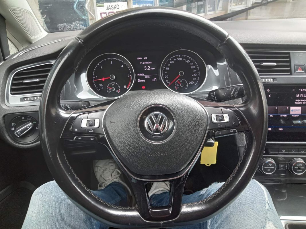 Automobil