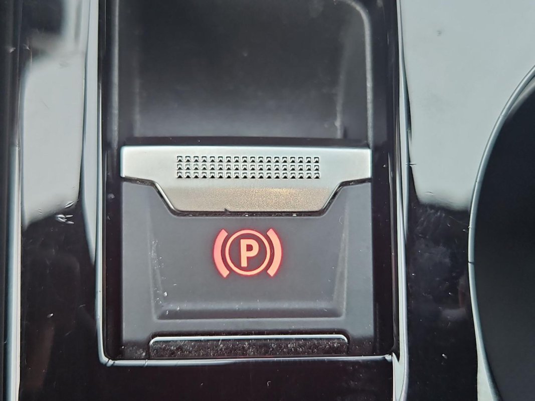 Automobil