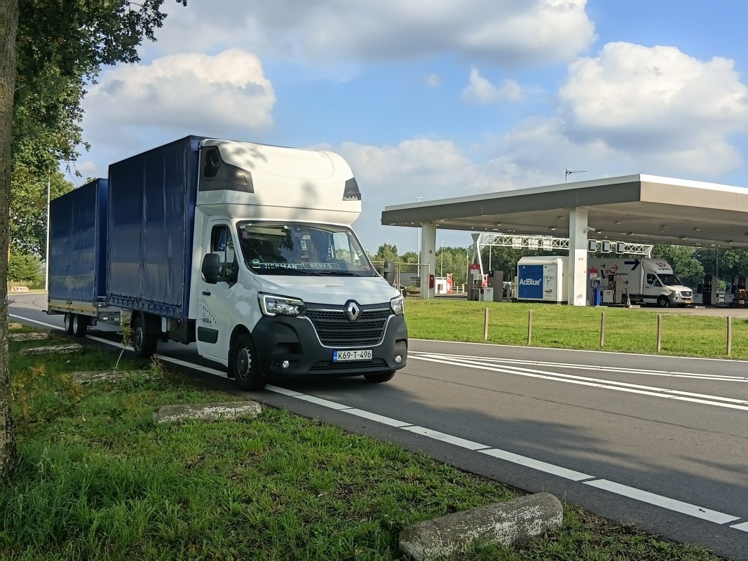 Automobil