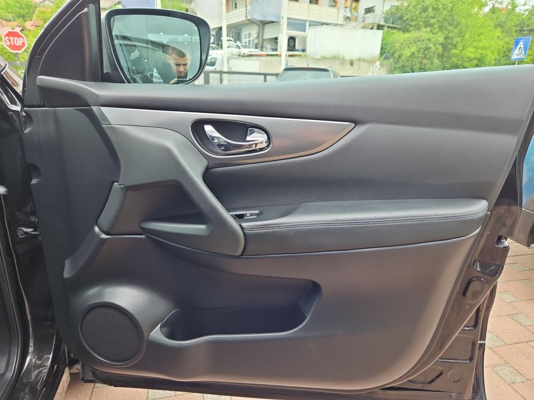 Automobil