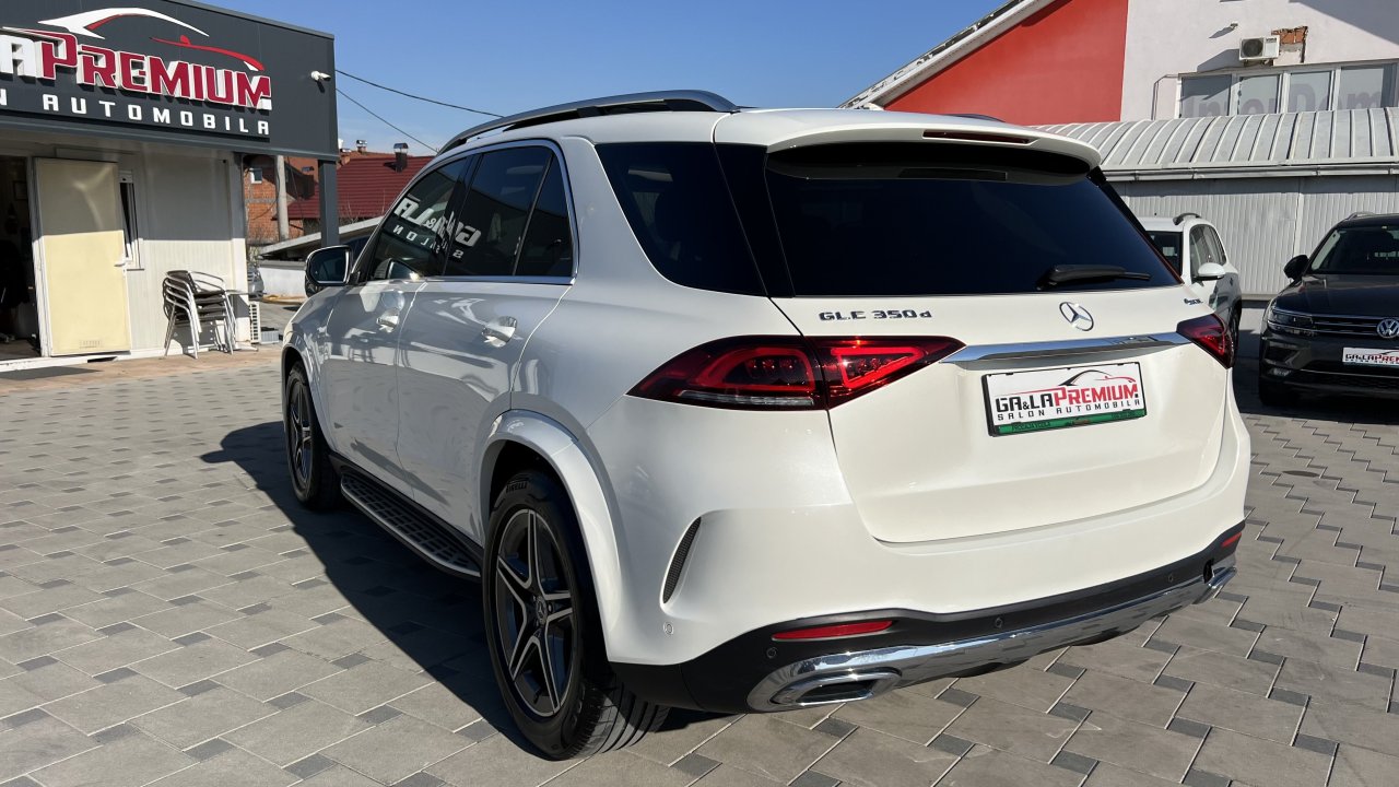 Automobil