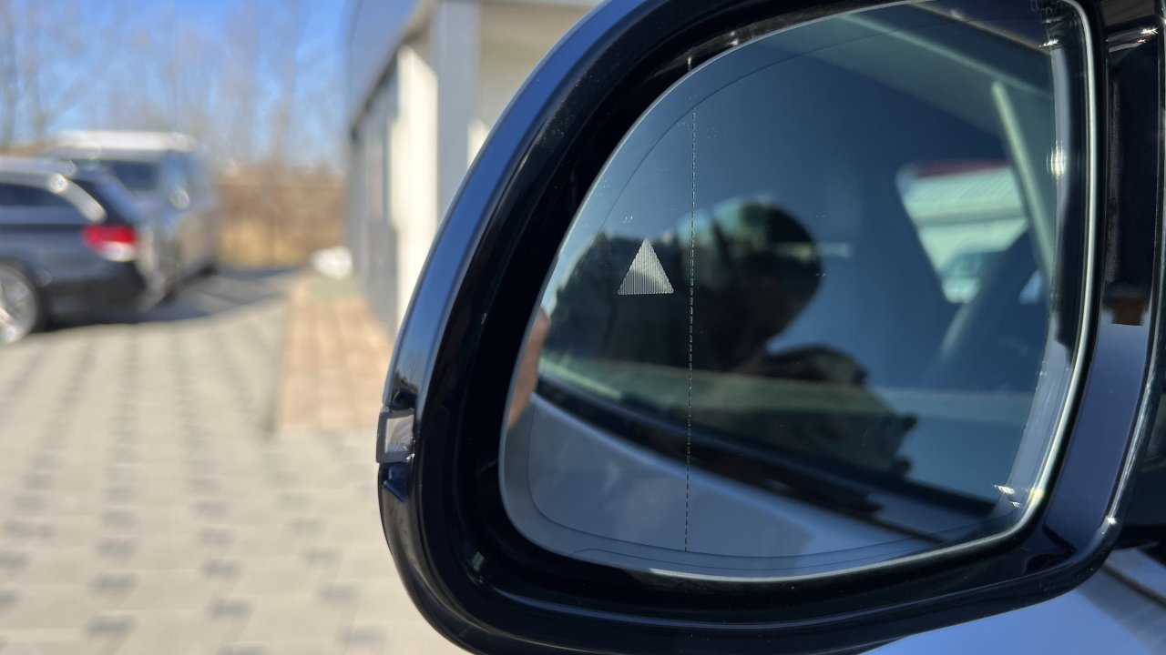 Automobil