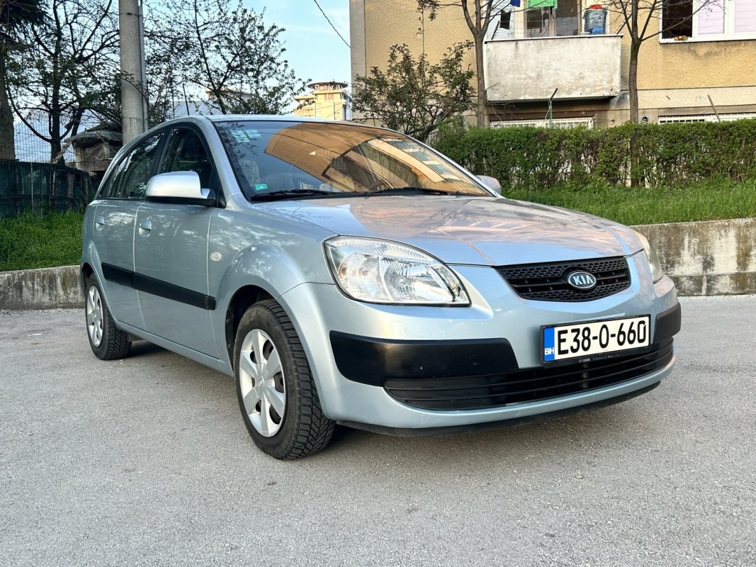 Automobil