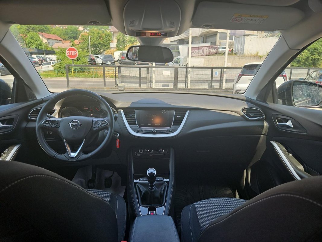 Automobil