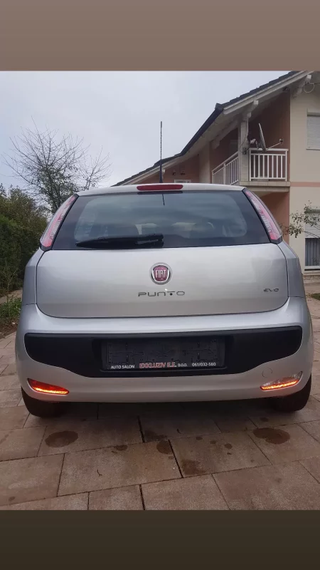 Automobil