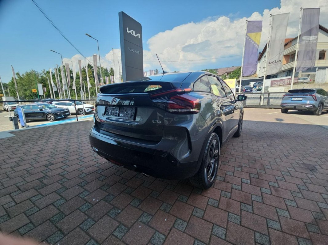 Automobil