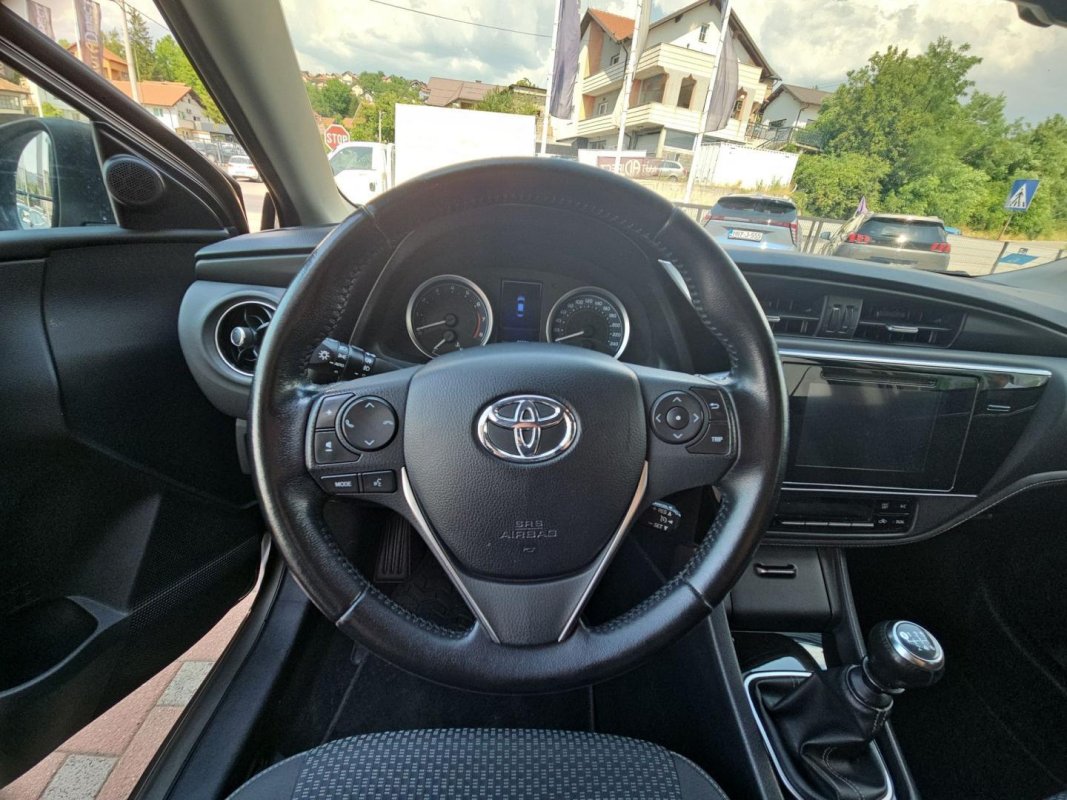 Automobil
