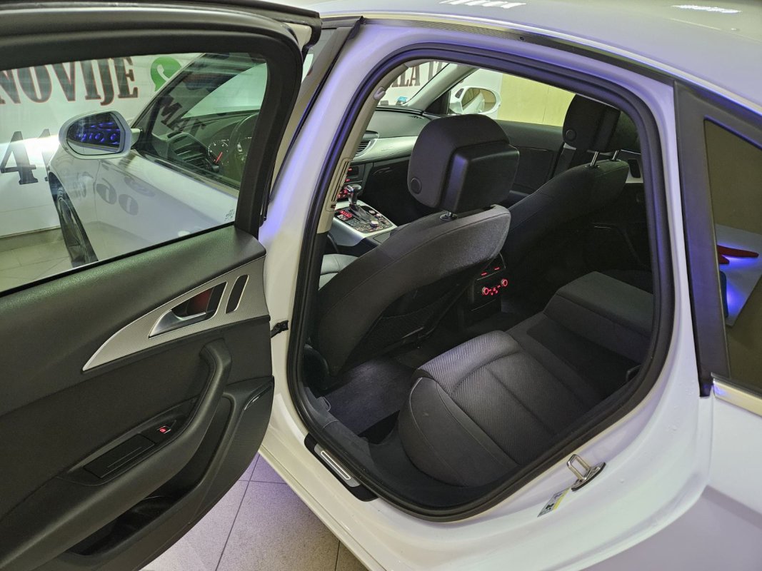Automobil