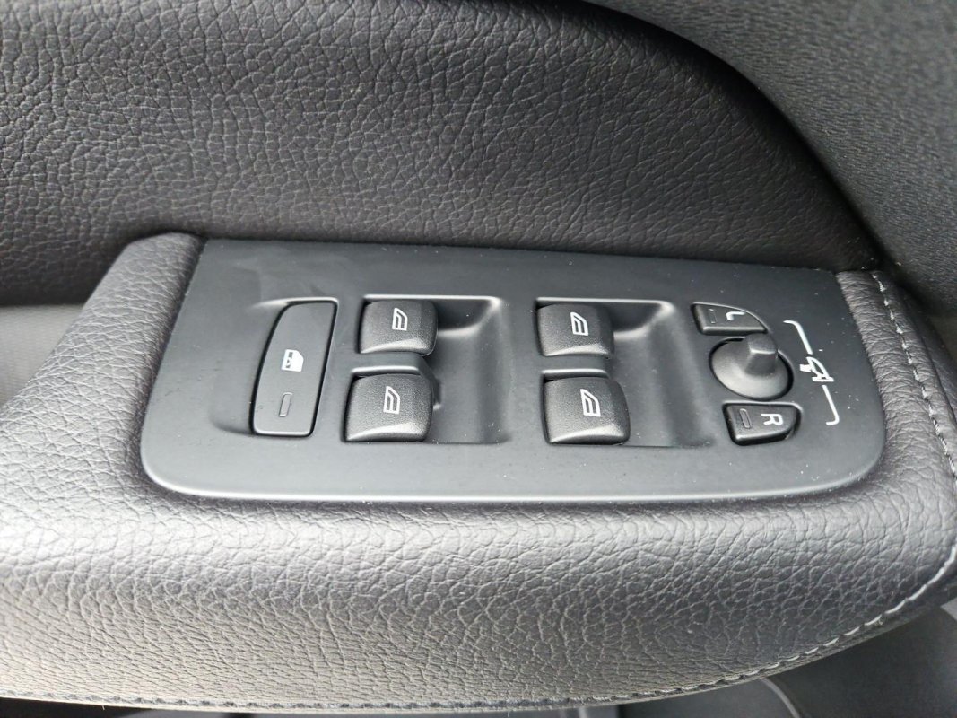 Automobil
