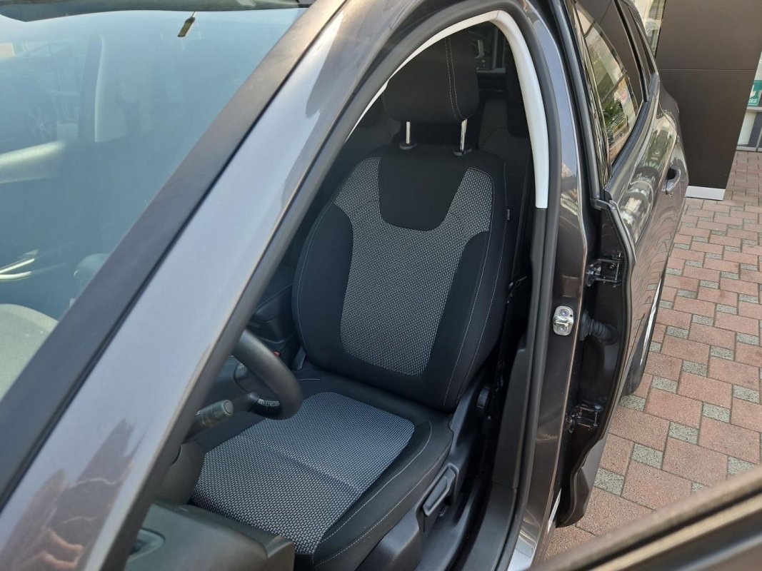 Automobil
